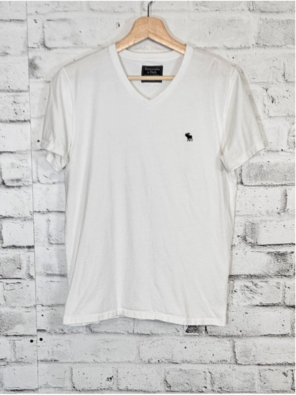 Abercrombie & Fitch Mens White V Neck T Shirt Small Embroidered Moose Logo